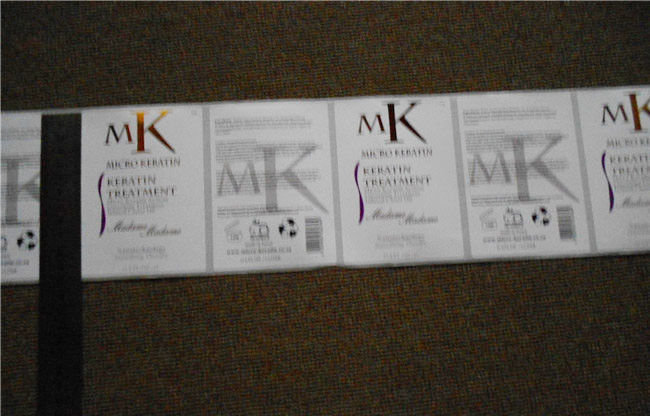 Υψηλής ακρίβειας διπλής όψης μηχανή επισήμανσης καλλυντικών μπουκαλιών κρασιού, προσάρτημα αυτοκόλλησης εμπρός και πίσω για στρογγυλή μπουκάλι