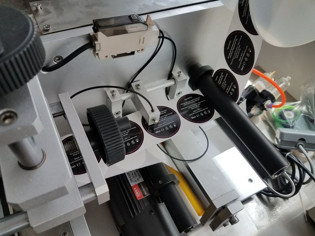 Επαγγελματική Μηχανή Ετικετοποίησης Επίπεδων Επιφανειών Προσαρμοσμένη για Κουτιά/Σακούλες/Καπάκια/Ετικέτες Αυτοκόλλητων Τετράγωνων Μπουκαλιών