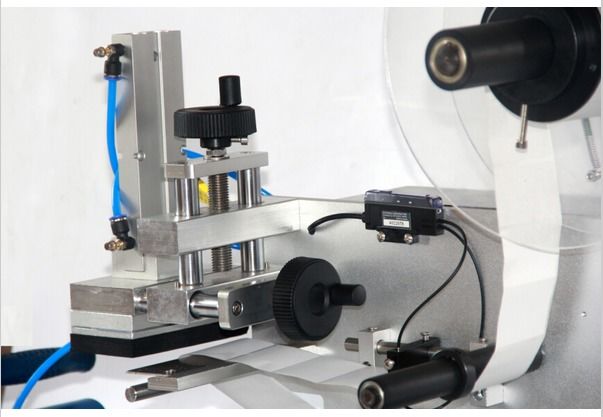 Μηχανή Ετικετοποίησης Σταθερής Επίπεδης Επιφάνειας Υψηλής Ακρίβειας για Τετράγωνα Μπουκάλια, Κουτιά, Πολλαπλών Πλευρών, Συμπαγής Ετικετών για Μικρές Επιχειρήσεις