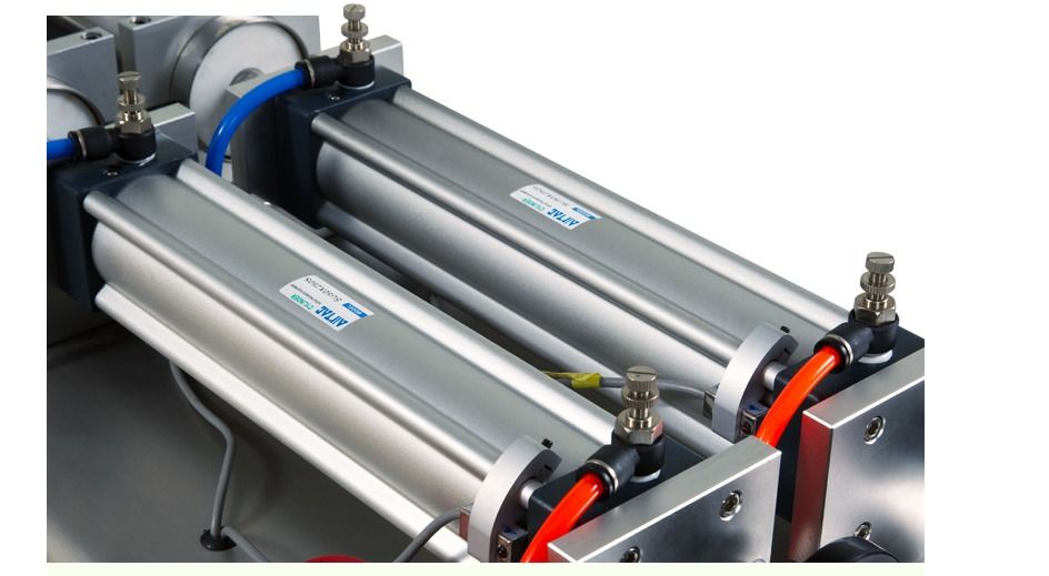 Μηχανή πλήρωσης υγρών αναψυκτικών διπλού ακροφυσίου τύπου εμβόλου υψηλής ακρίβειας/Μηχανή πλήρωσης νερού