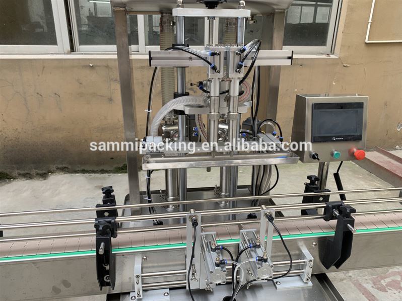 Μηχάνημα αυτόματης ευθύγραμμης πλήρωσης 4 ακροφυσίων υψηλής ταχύτητας τύπου εμβόλου Inline Overflow 1-5L για εμφιάλωση υγρών όπως κρασί και νερό